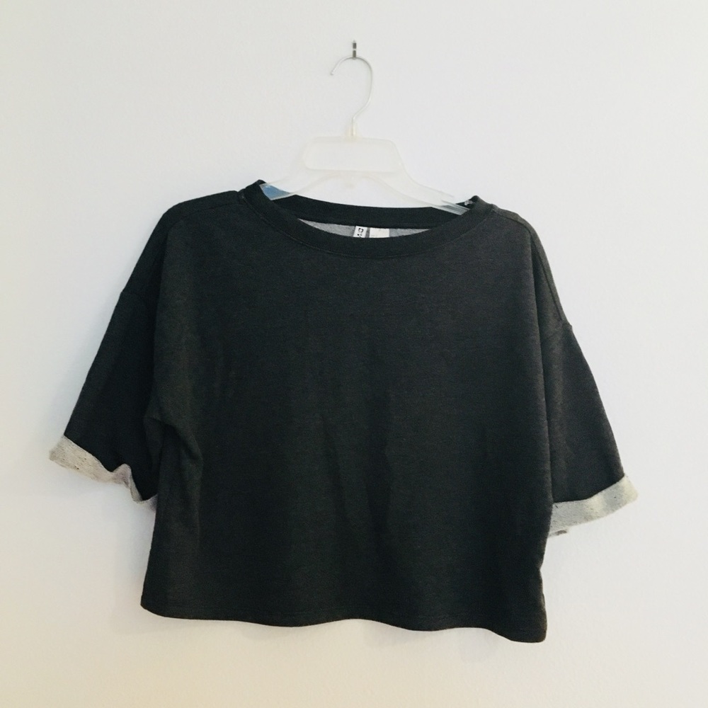Black over size crop top.
